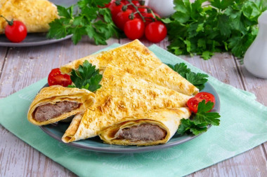 Pita bread samsa with minced meat in the oven