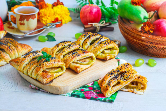 Puff pastry with apples from puff pastry