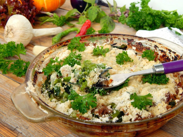 Cauliflower with minced meat in the oven