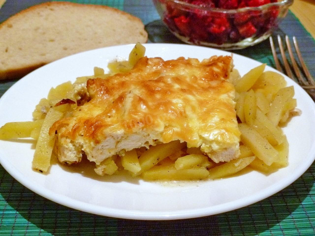 Potatoes with chicken fillet in the oven