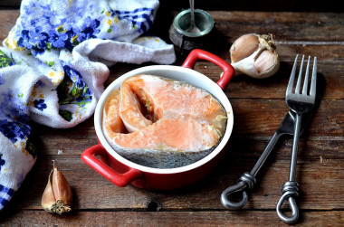 Salmon with lemon baked in the oven