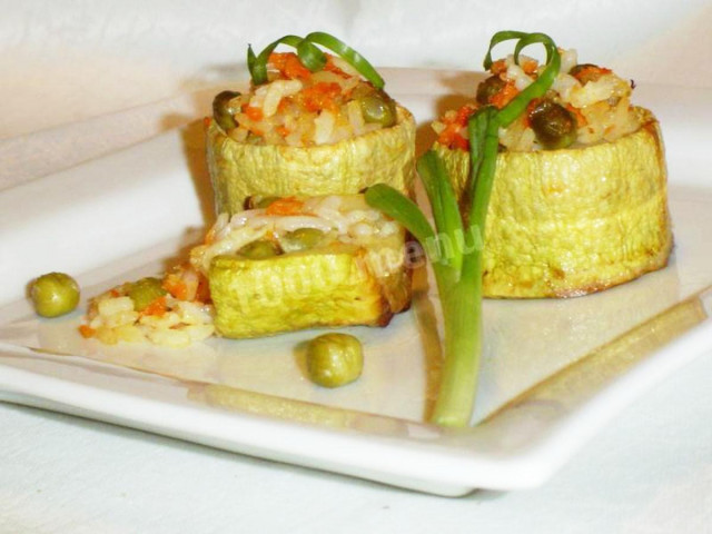 Zucchini stuffed with vegetables and rice in the oven