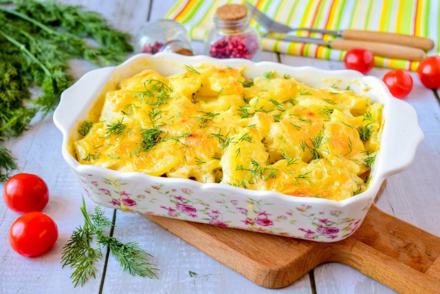 Potatoes with cheese in layers in the oven