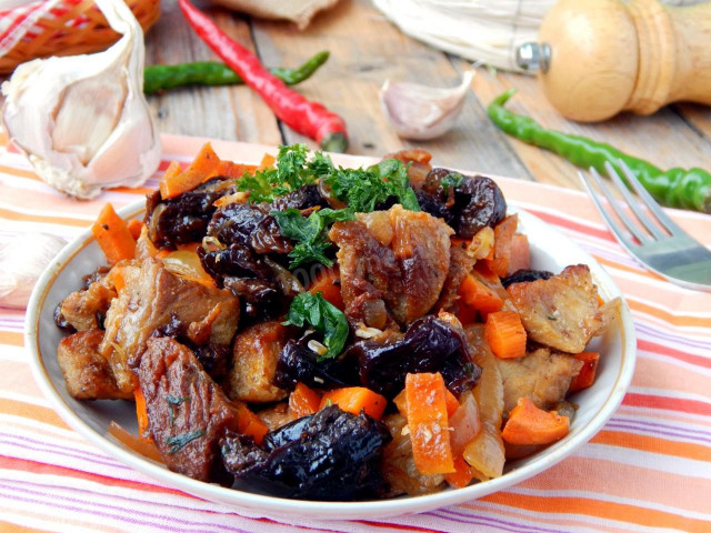 Beef with prunes in the oven