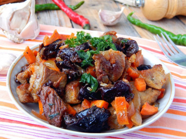 Beef with prunes in the oven