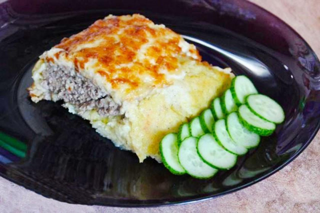 Potato roll with minced meat in the oven