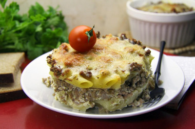 Pasta casserole with minced meat in the oven