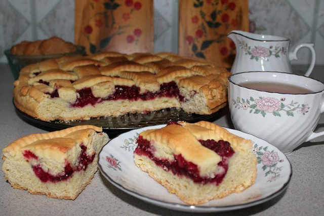 Shortbread pie with raspberries in the oven