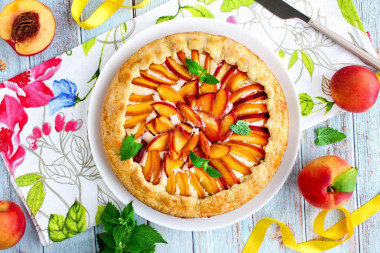 Shortbread pie with nectarines in the oven