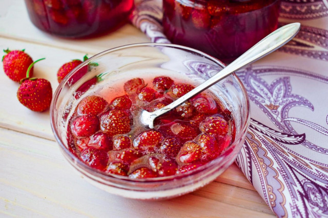 Strawberries in syrup for winter