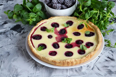 Pie with frozen shortbread blackberries in the oven