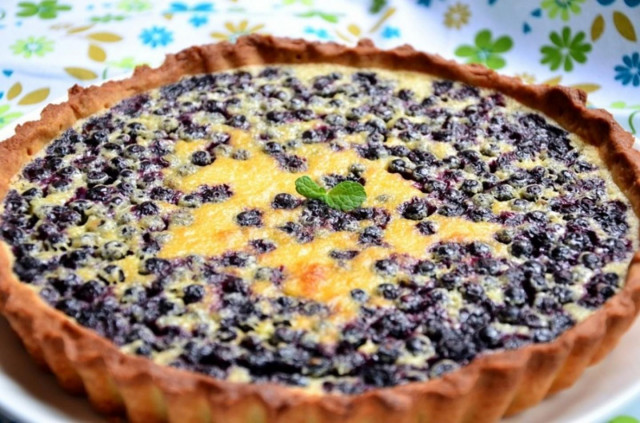 Sour cream pie with blueberries in the oven