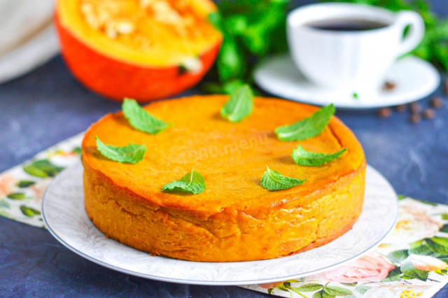 Simple pumpkin pie with cottage cheese and pumpkin in the oven