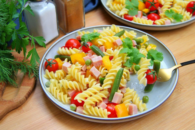 Italian salad with pasta and ham