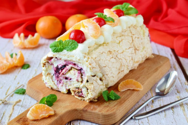 Meringue roll with cottage cheese and cream