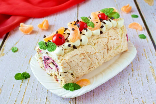 Meringue roll with cottage cheese and cream