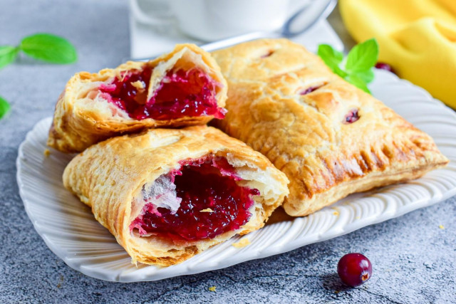 Puff pastry with jam in the oven