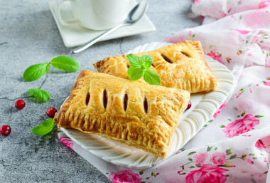 Puff pastry with jam in the oven