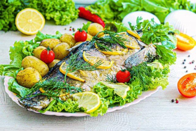 River fish baked in the oven in foil