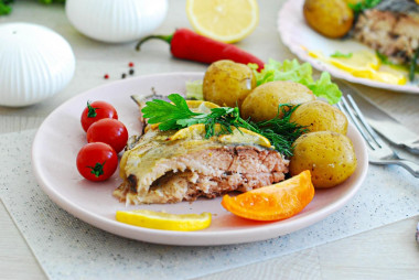 River fish baked in the oven in foil