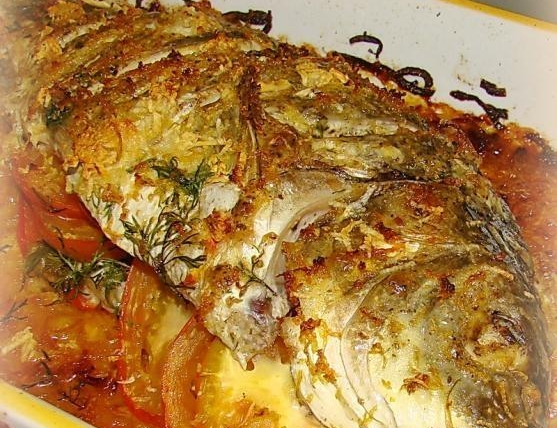 Whole carp baked in mayonnaise in the oven