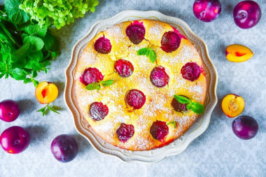 Aspic pie with plums on kefir