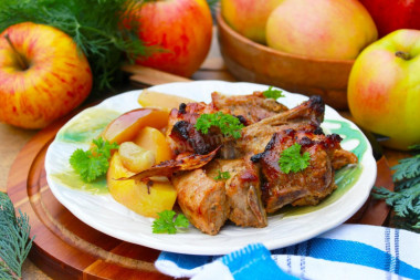 Pork ribs with apples and honey in the oven