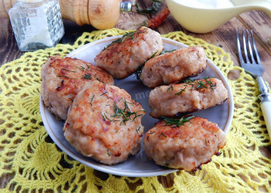 Minced beef patties with egg in the oven