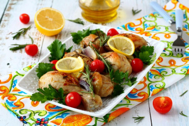 Chicken drumsticks with lemon oil and rosemary in the oven