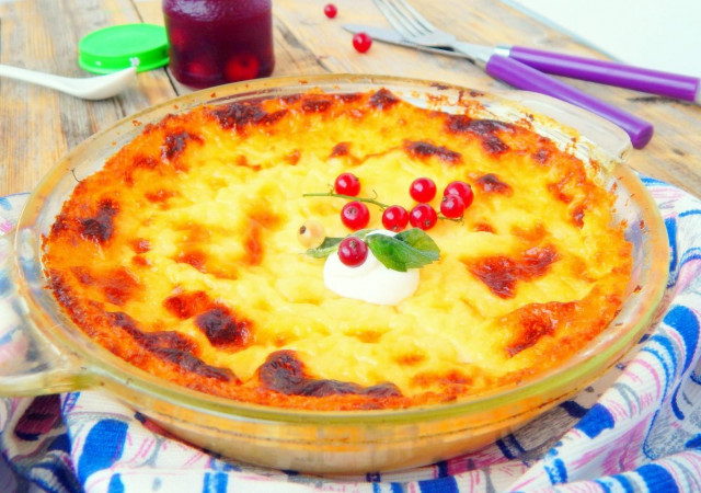 Cottage cheese casserole with semolina and vanilla flavor in the oven