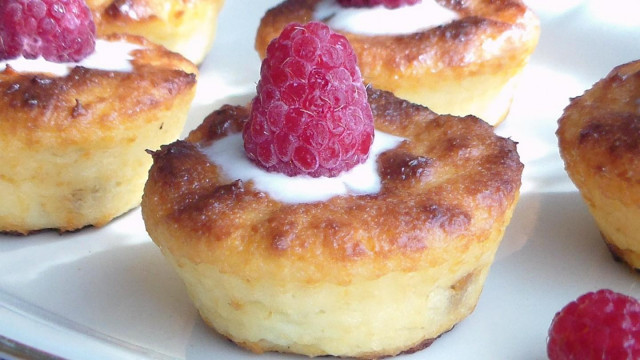 Cheesecakes with semolina and sour cream in the oven