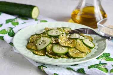 Salad with sesame, cucumber and soy sauce