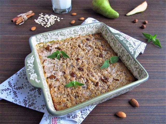 Spicy oatmeal with pears and nuts in the oven
