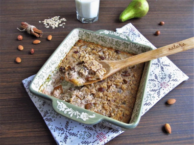 Spicy oatmeal with pears and nuts in the oven