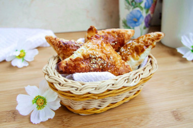 Liver pies in the oven made of yeast puff pastry