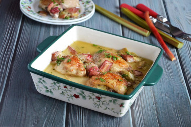 Chicken with rhubarb in the oven