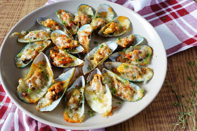 Frozen mussels in the oven