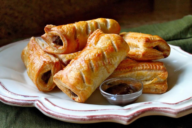 Puff pastry with minced meat in the oven