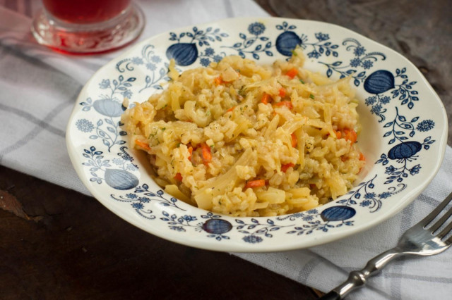 Vegetarian rice with cabbage and carrots in the oven