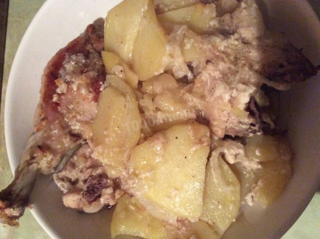 Juicy chicken with potatoes in the oven