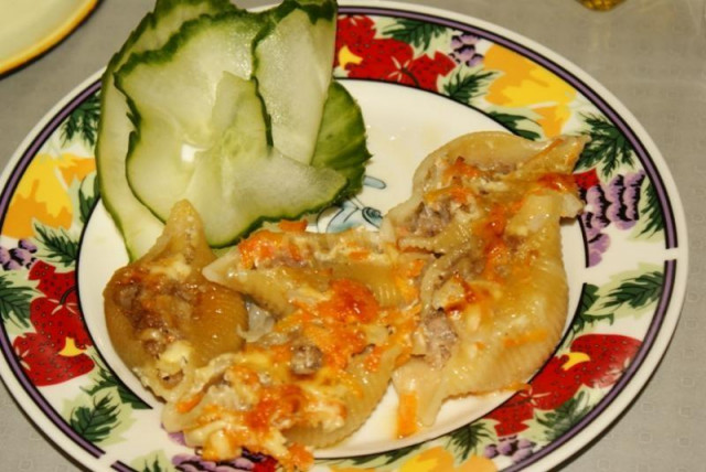 Stuffed pasta shells with minced meat in the oven