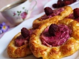 Cheesecakes on semolina in the oven with berries and soft cheese