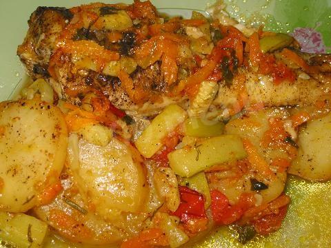Cod with onions and tomatoes in the oven with wine