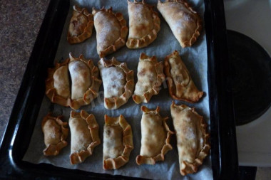 Pies with meat from dough without kefir in the oven