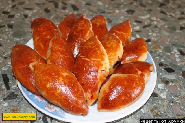 Delicious yeast pies with cherries in the oven without kefir