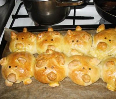 Yeast pies in the Pork oven