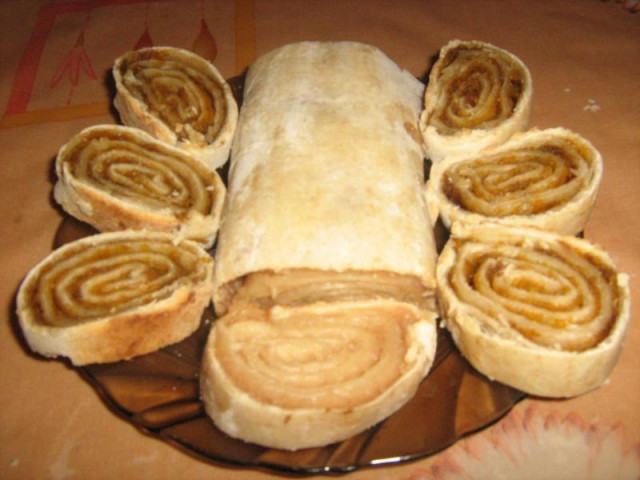 Moldovan vertuta with apples in the oven