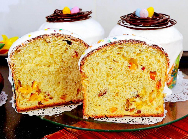 Easter cake with cream and dry yeast