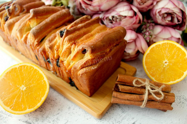Sweet white bread accordion with orange and raisins
