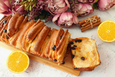 Sweet white bread accordion with orange and raisins